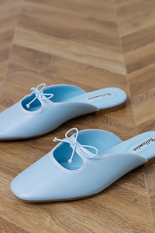 Modré uzavreté šľapky na rovnej...