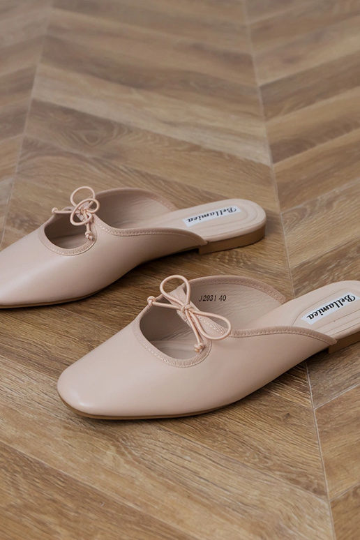 Pieskové uzavreté šľapky na rovnej...