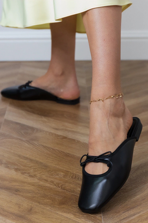 Čierne uzavreté šľapky na rovnej...