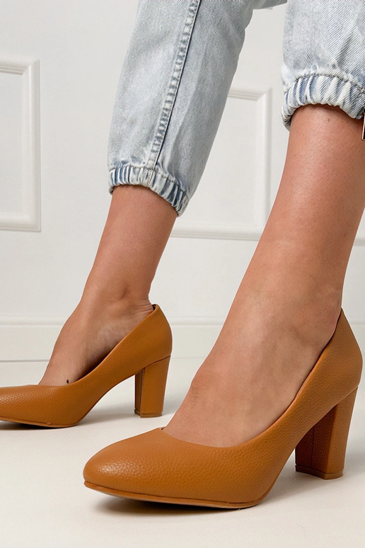 Hnedé klasické sandále na podpätku...