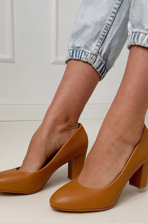 Hnedé klasické sandále na podpätku...