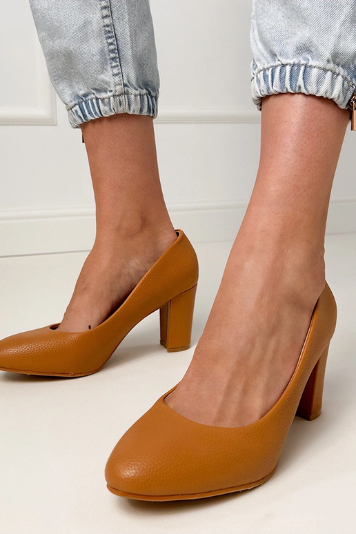 Hnedé klasické sandále na podpätku...