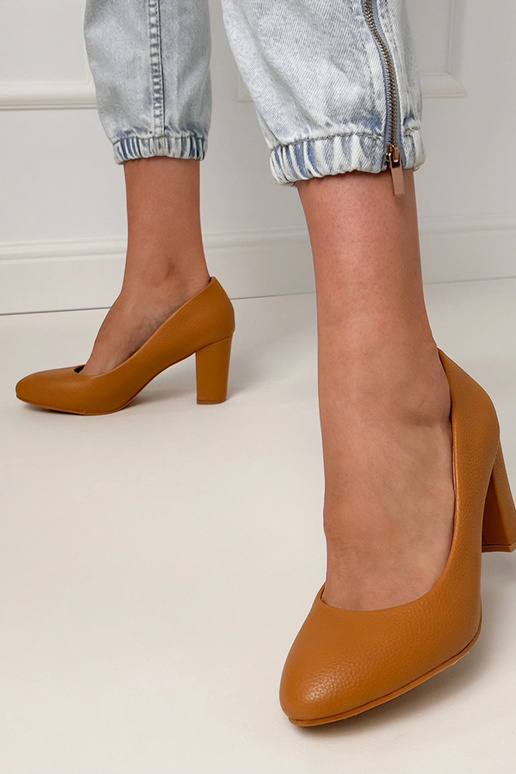 Hnedé klasické sandále na podpätku...