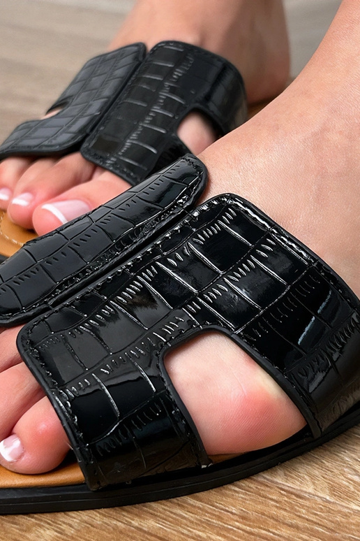 Čierne šľapky na plochom podrážke s...