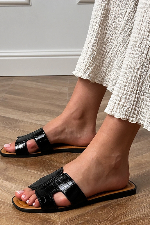 Čierne šľapky na plochom podrážke s...