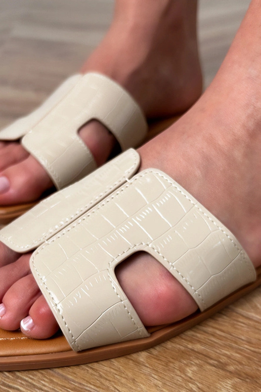 Pieskové šľapky na plochom podrážke s...