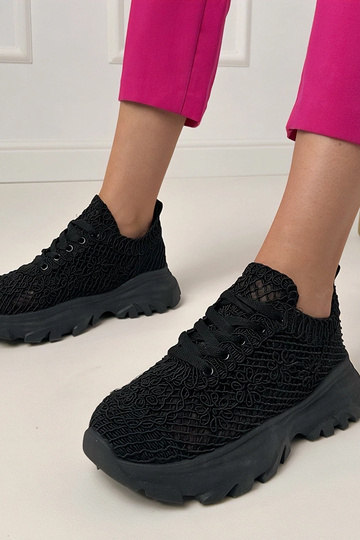 Čierne dierkované sneakers...