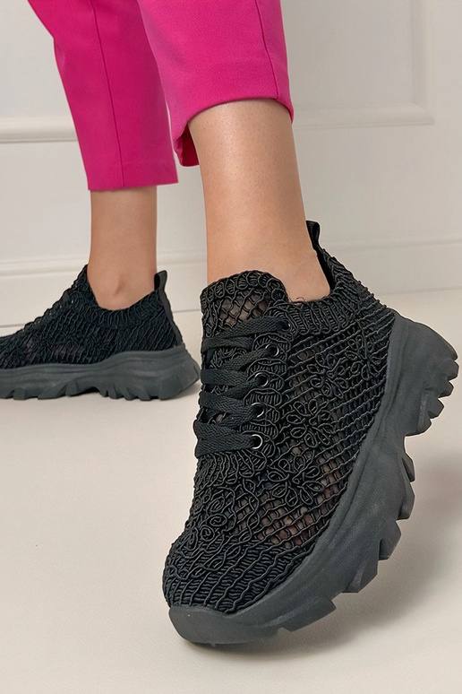 Čierne dierkované sneakers na... Čierne dierkované sneakers na...