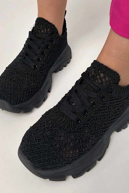 Čierne dierkované sneakers na... Čierne dierkované sneakers na...