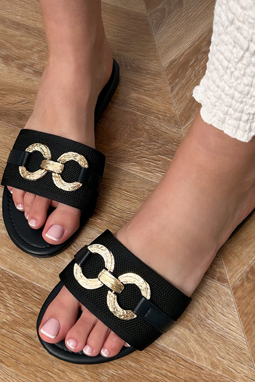 Čierne šľapky so zlatou dekoráciou na...