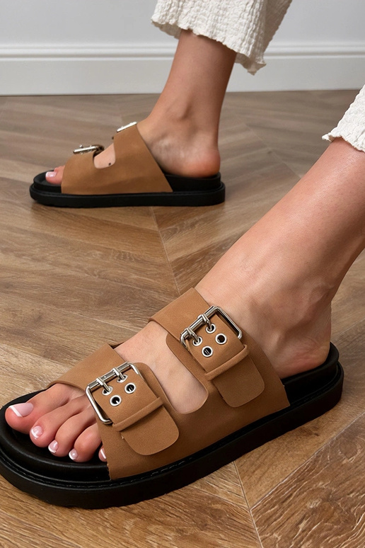 Hnedé šľapky so sponami na remienkoch...