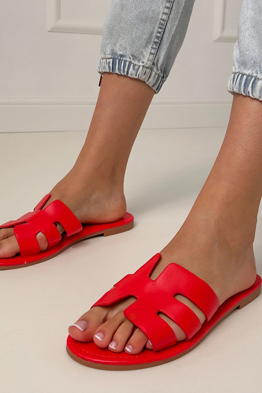 Červené šľapky s dekoratívnymi...