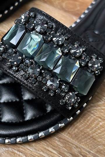 Čierne šľapky zdobené...