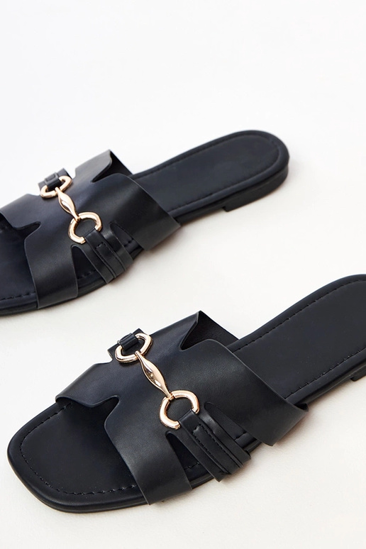 Čierne šľapky so zlatou ozdobou Elamisa