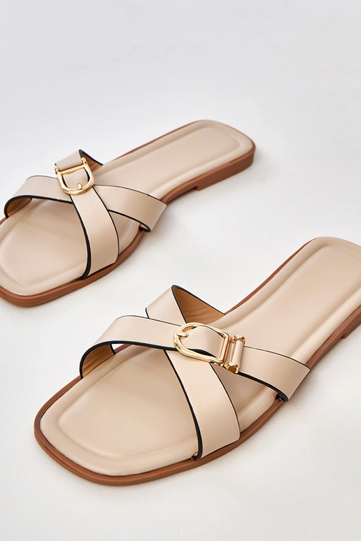 Pieskové šľapky s dekoratívnou sponou...