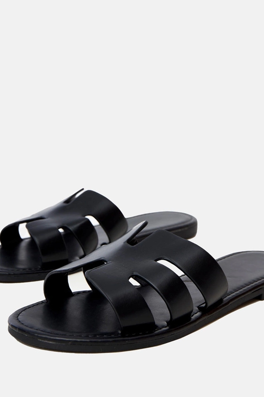 Čierne šľapky zdobené výrezmi Ragos