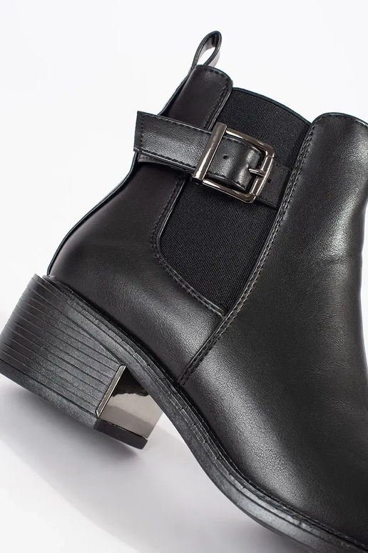 Klasický model topánok čiernej farby... Klasický model topánok čiernej farby...