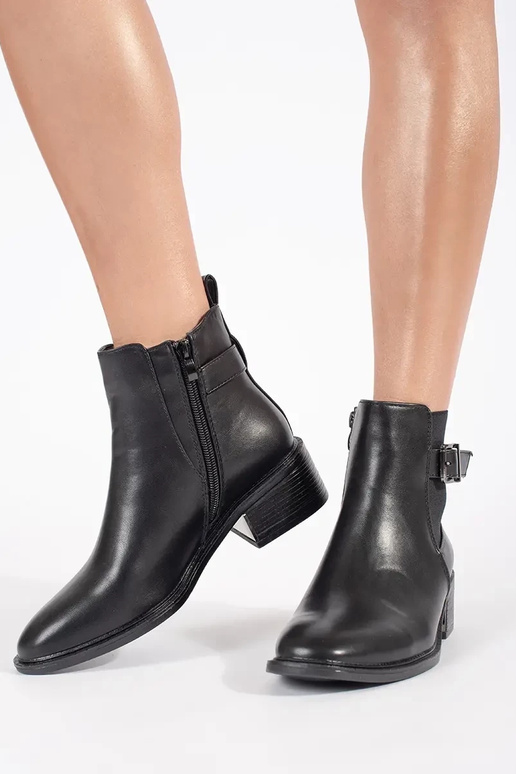 Klasický model topánok čiernej farby... Klasický model topánok čiernej farby...