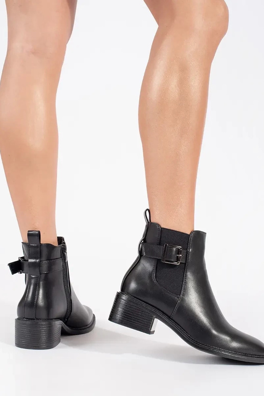 Klasický model topánok čiernej farby... Klasický model topánok čiernej farby...