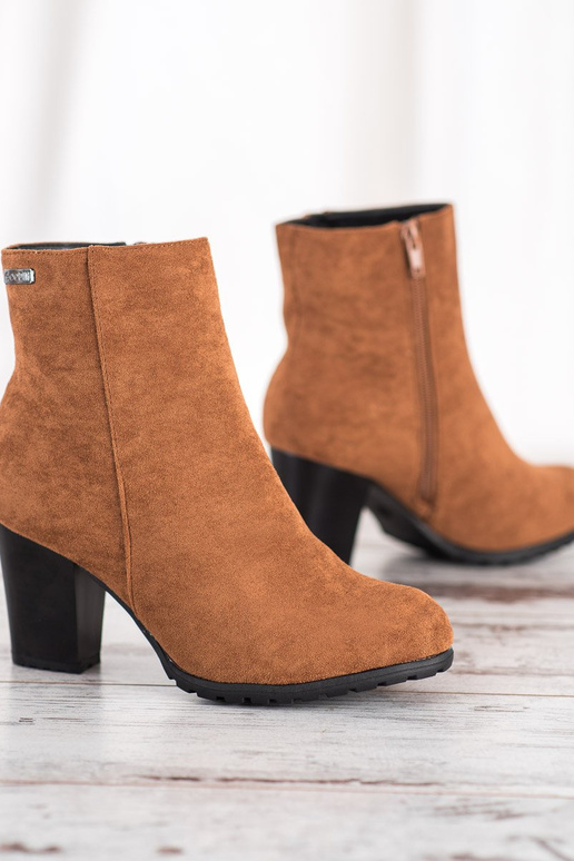 Hnedé kotníkové topánky s podpätkami