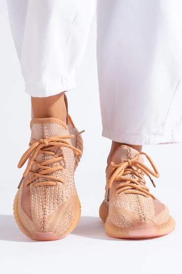 Svetlooranžový model... 2