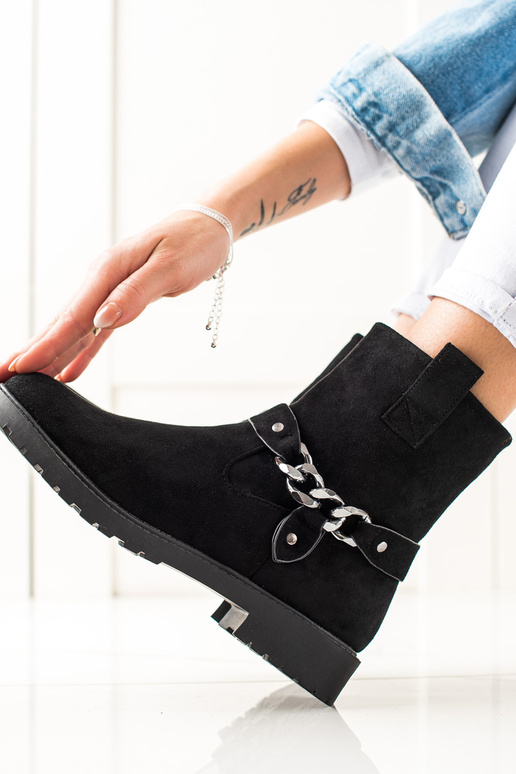 Klasický model dámske čižmy zo semišu...