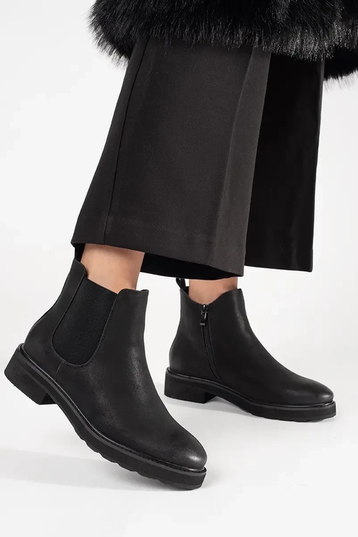 Klasické čierne členkové topánky...