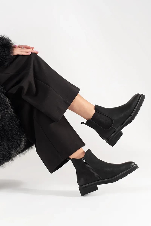 Klasické čierne členkové topánky...