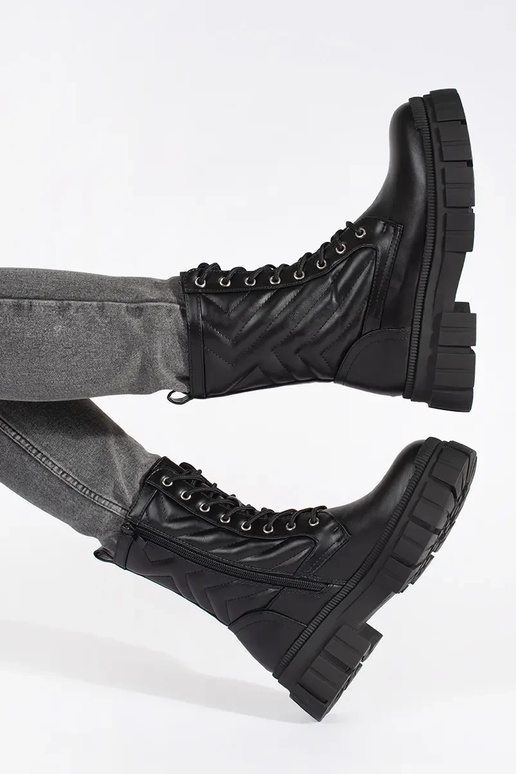 Členkové topánky s vyrezávaným vzorom