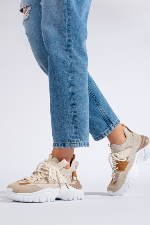 so šnúrkami Tenisky model topánky...