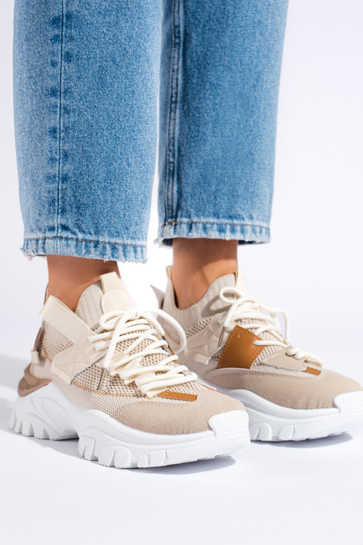 so šnúrkami Tenisky model topánky...