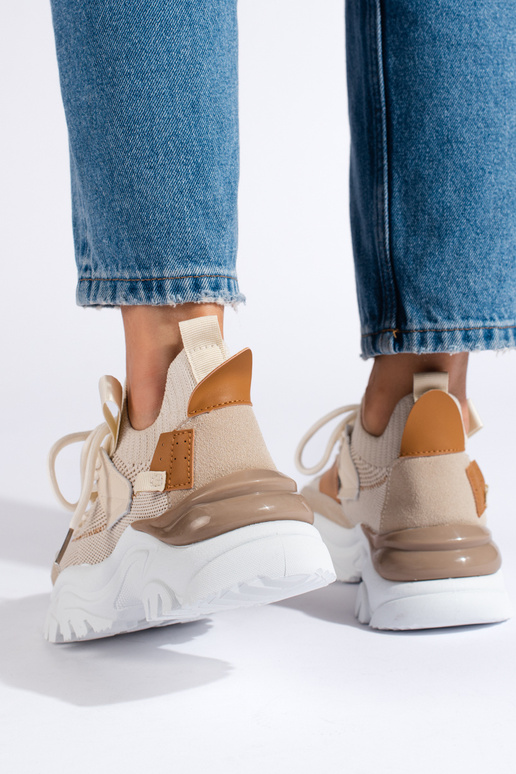 so šnúrkami Tenisky model topánky...