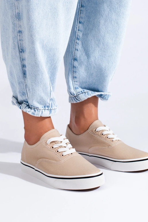 Pohodlný športový model obuvi