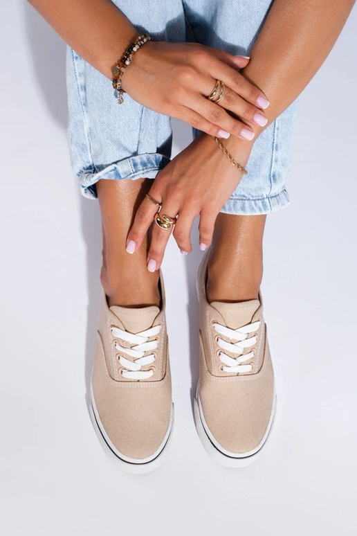 Pohodlný športový model obuvi