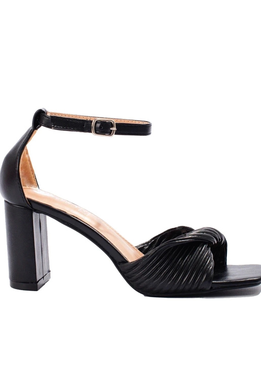 čierne sandále na podpätku