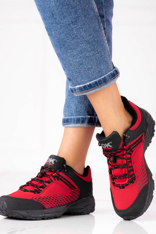 Červené trekingové topánky na hrubej... Červené trekingové topánky na hrubej...