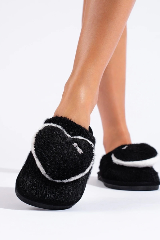 čierne dámske papuče so srdiečkami...