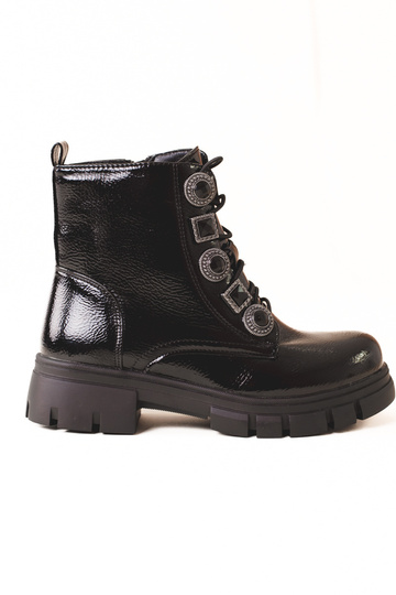 so šnúrkami čižmy...