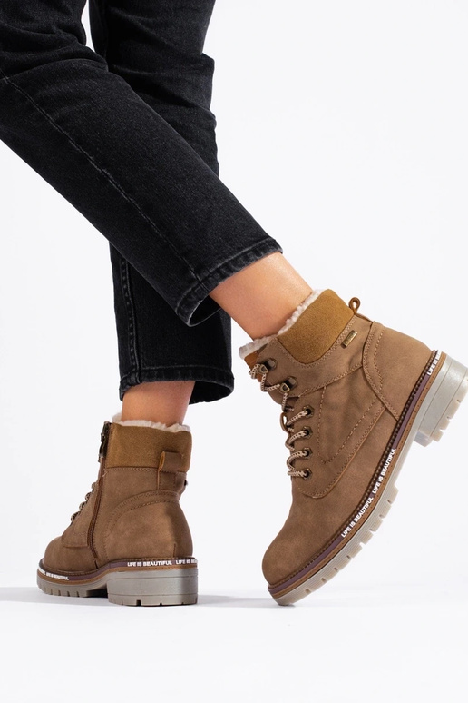 Hnedá farba čižmy