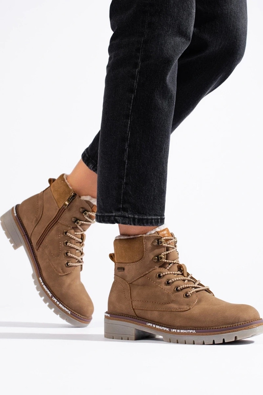 Hnedá farba čižmy