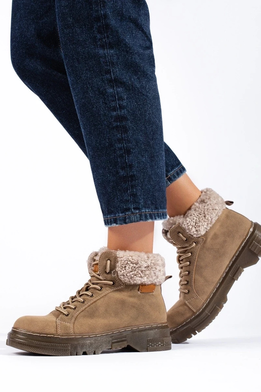 Hnedá farba čižmy s ovčou kožou