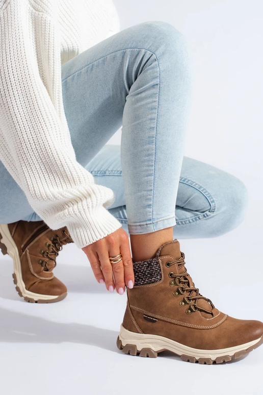 Hnedá farba čižmy s platformou