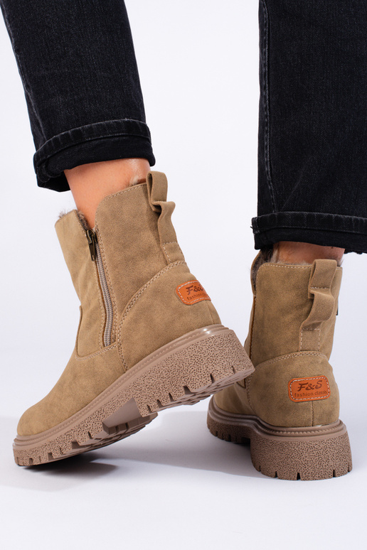 Dámske čižmy izolované tmavébéžová