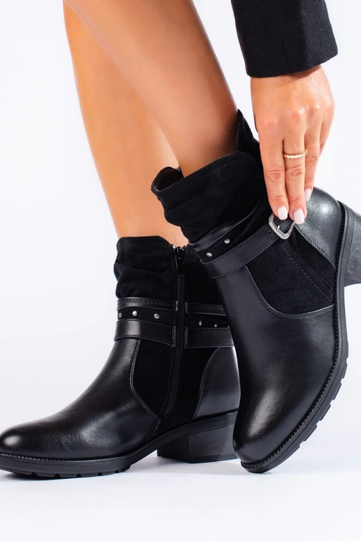 Dámske čižmy s ozdobným pruhom