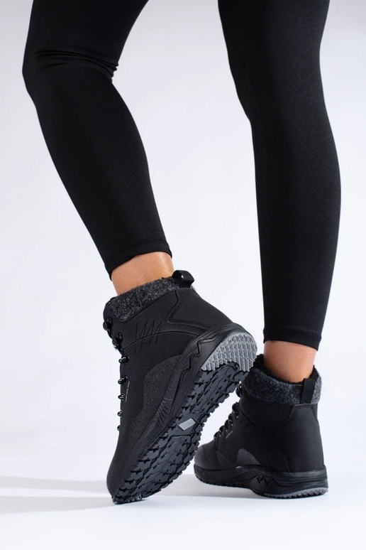 vysoká trekingová obuv čiernej farby...