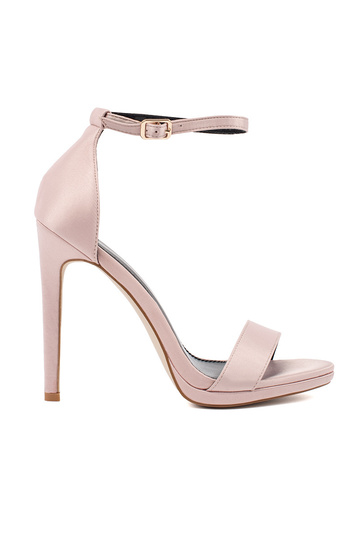 sandále na vysokom podpätku...