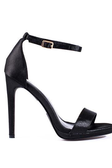 čierne sandále na vysokom...