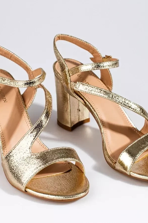 elegantné sandále na podpätku pre...