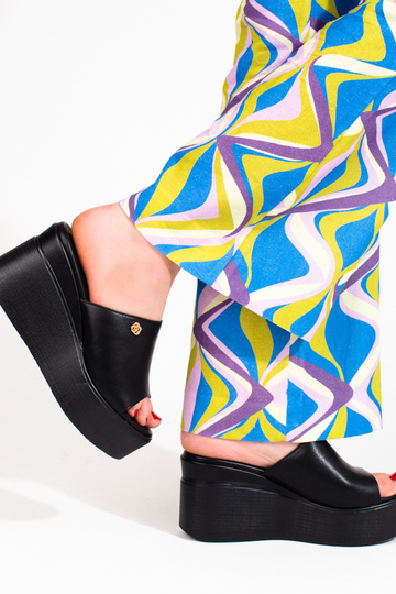 Módne šľapky čierne 2