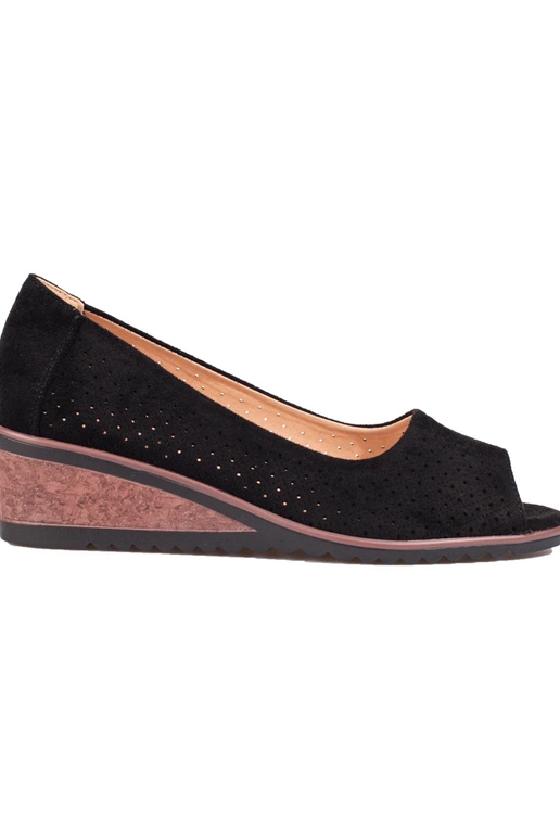 s prelamovanými prvkami vyrobenými zo... s prelamovanými prvkami vyrobenými zo...